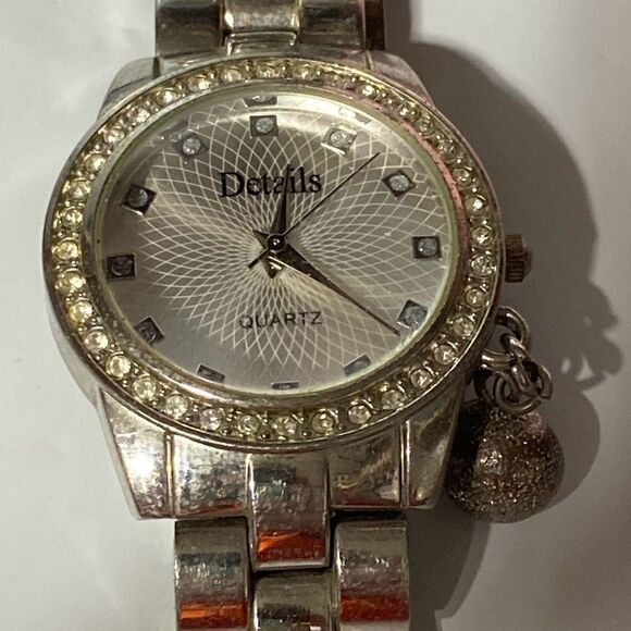 Details Women's Silver Tone Chain Rhinestone Bezel Quartz Watch OS - Picture 9 of 10